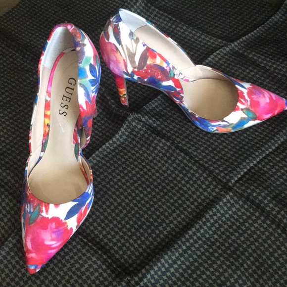 guess floral pumps